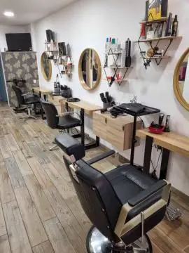 Vue intérieur des fauteuils du salon de coiffure à Ornans