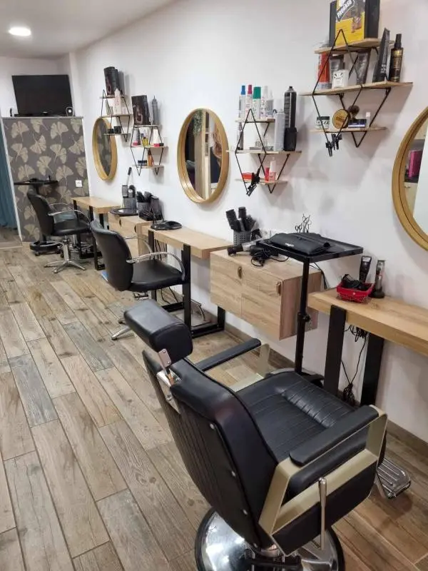 Vue intérieur des fauteuils du salon de coiffure à Ornans